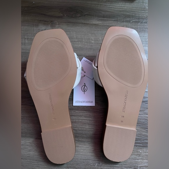 Stradivarius Wide Fit twist strap sandals in beige - Picture 5 of 6